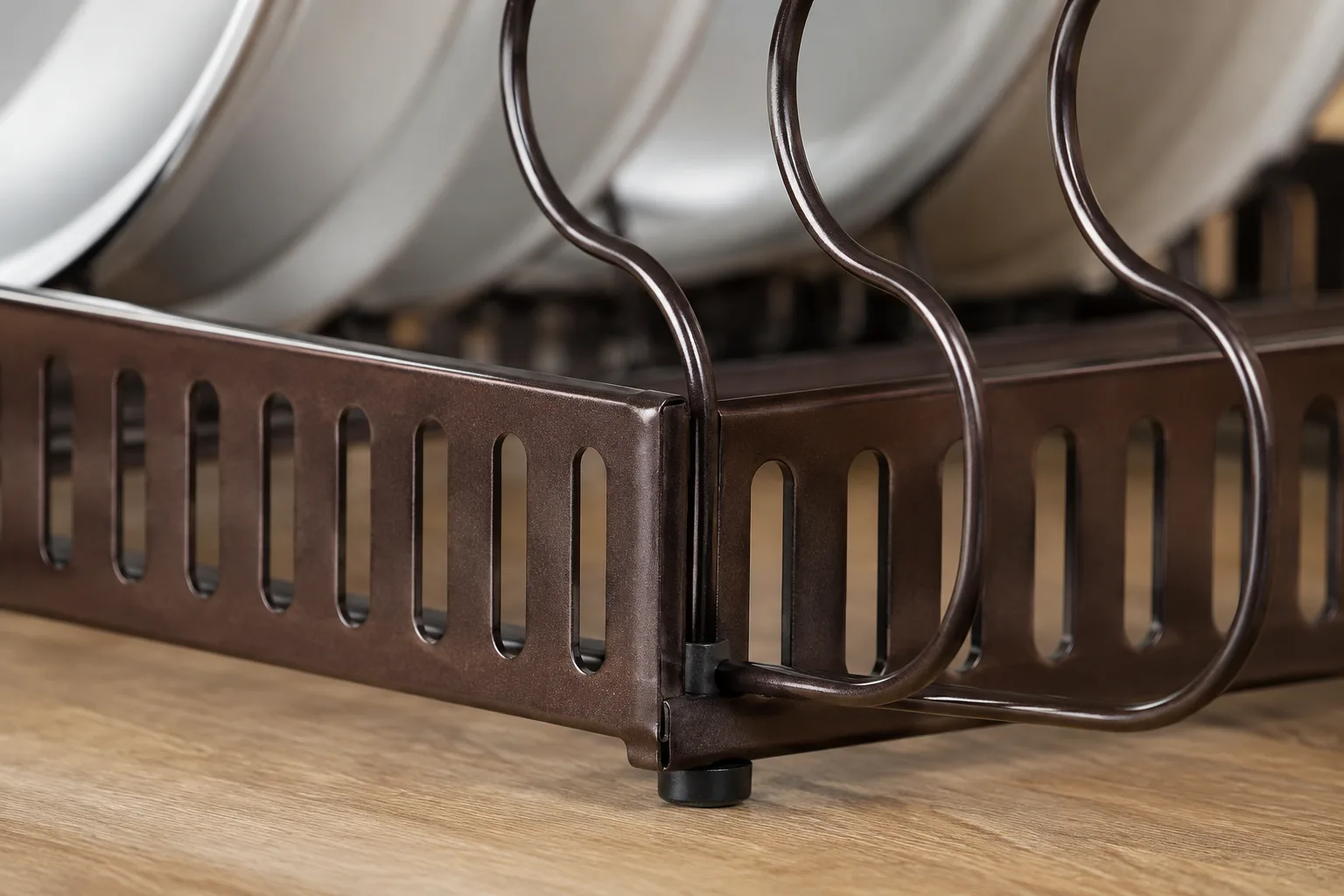Close-up of divider slots and an anti-slip foot